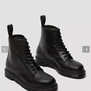 Dr Martens 1460 MONO
Smooth Leather Lace Up Boots